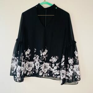 White House Black Market black and gray floral trim top (Size: 6)